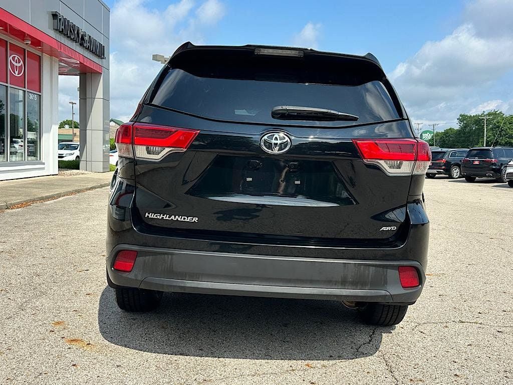 Used 2019 Toyota Highlander LE AWD/4WD image 4