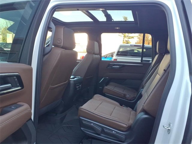 Used 2025 Chevrolet Suburban High Country image 19