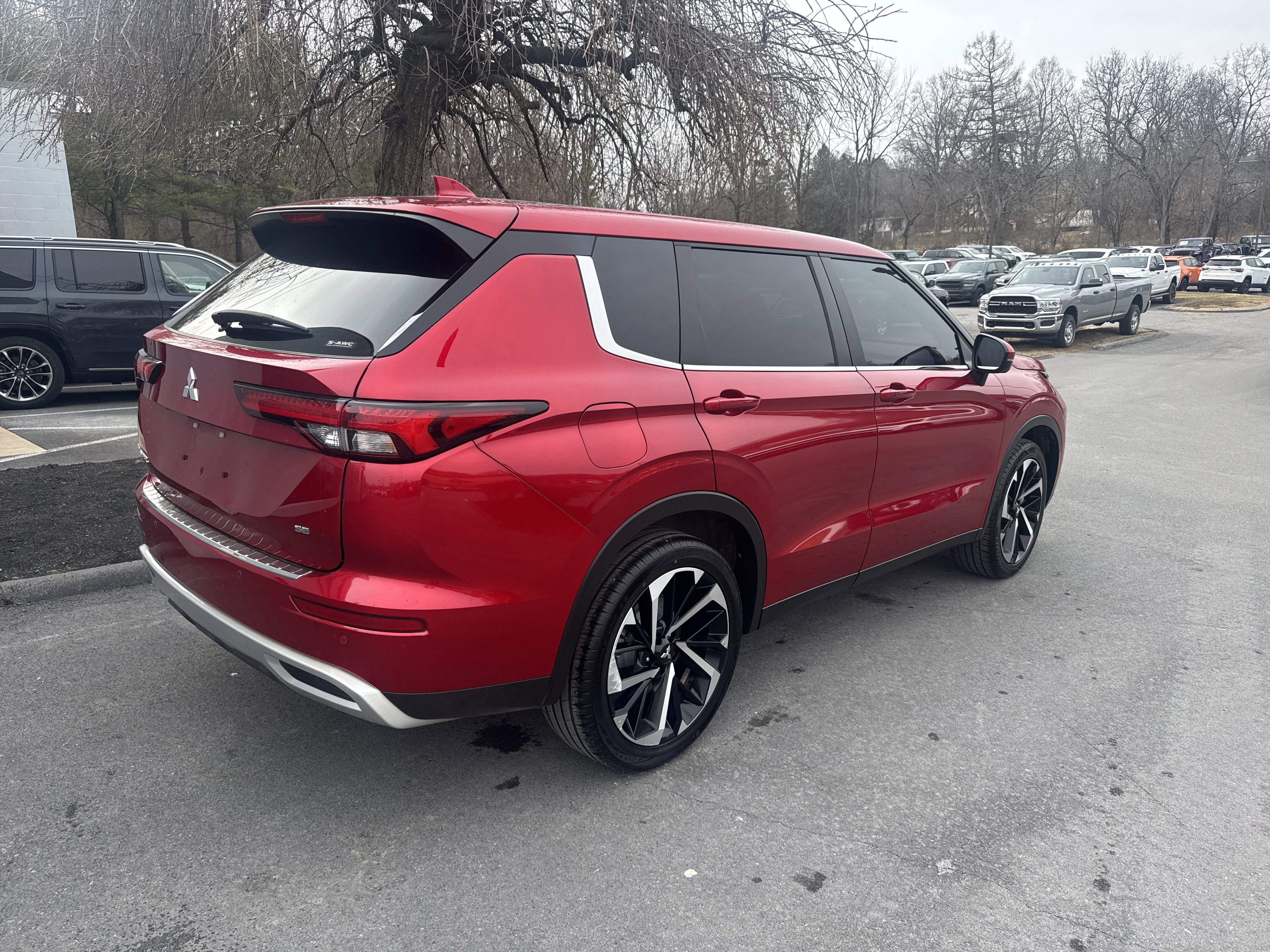 Used 2024 Mitsubishi Outlander SE video 3