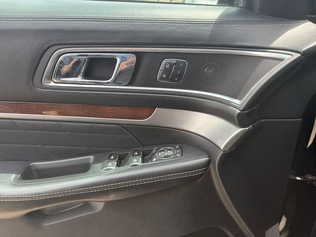 Used 2017 Ford Explorer Platinum AWD/4WD image 4