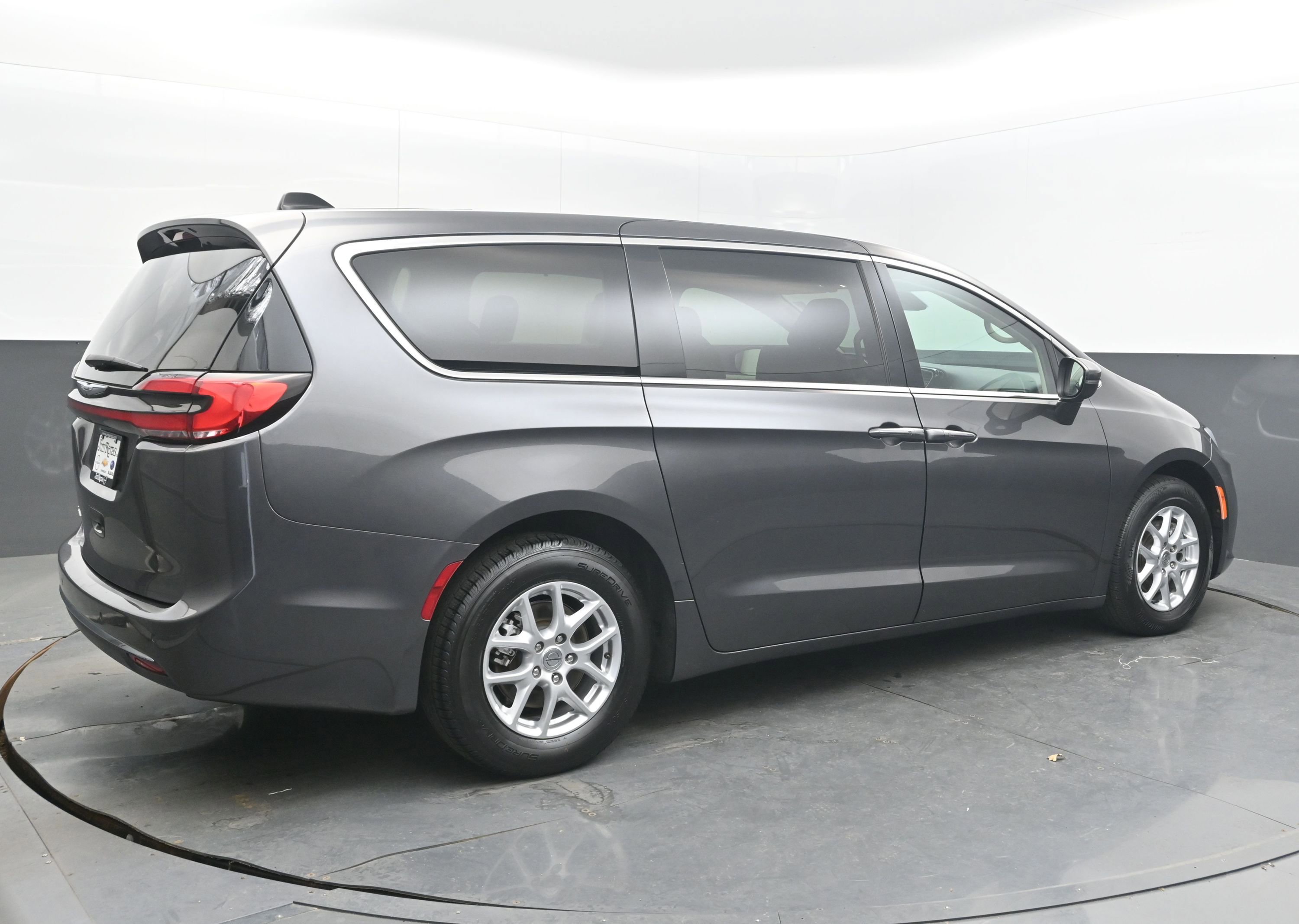 Used 2023 Chrysler Pacifica Touring-L image 7