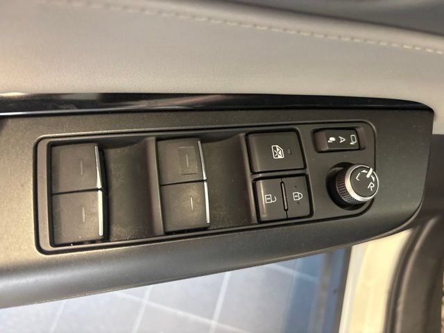 Used 2021 Toyota Venza LE AWD/4WD image 38
