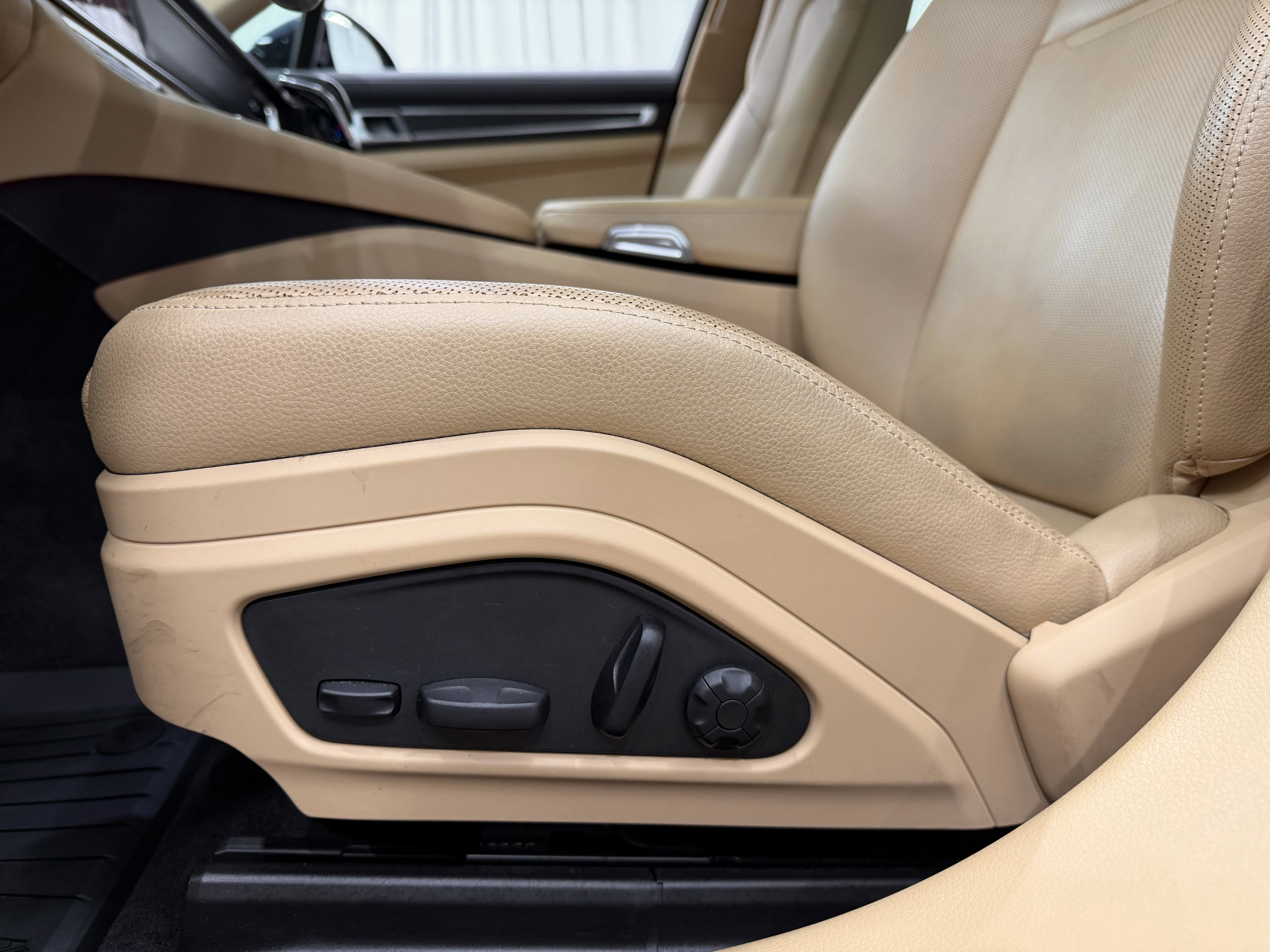 Certified 2023 Porsche Panamera 4 Platinum Edition image 33