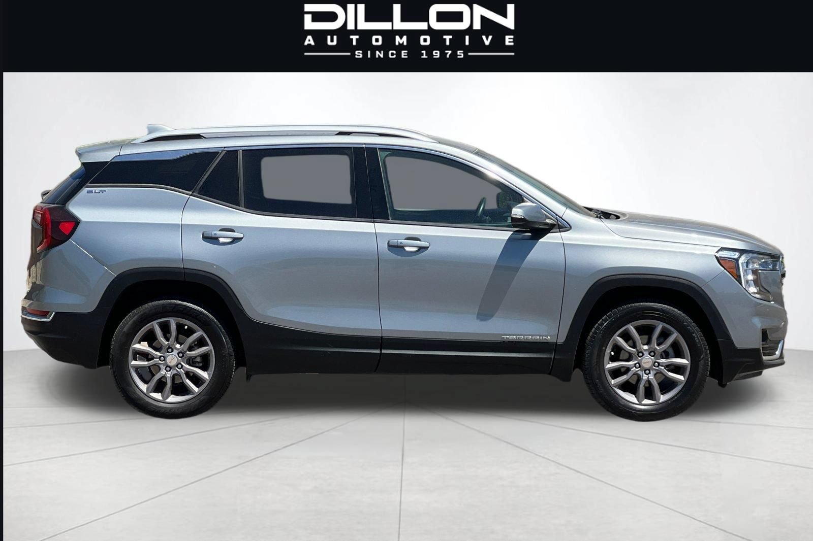 Used 2024 GMC Terrain SLT AWD/4WD image 3