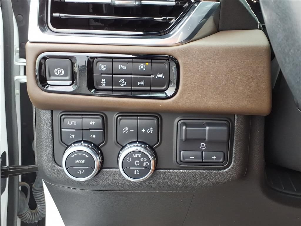Used 2025 GMC Yukon Denali Ultimate w/ LPO, Floor Liner Package AWD/4WD image 8