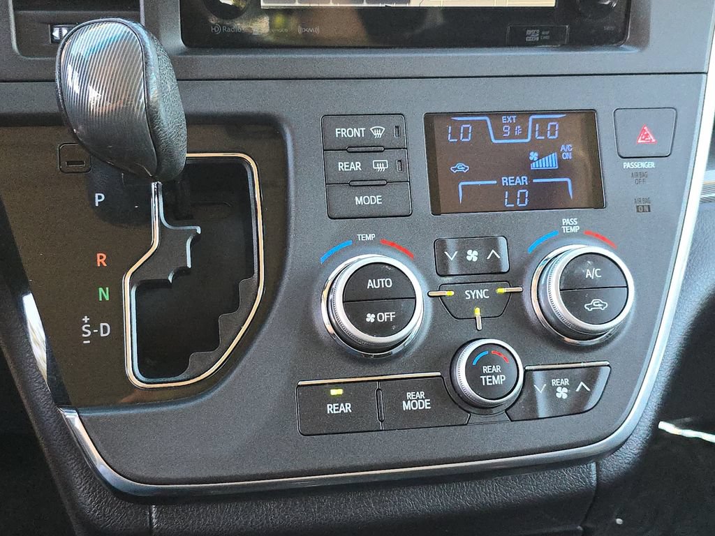 Used 2017 Toyota Sienna SE Premium FWD image 31