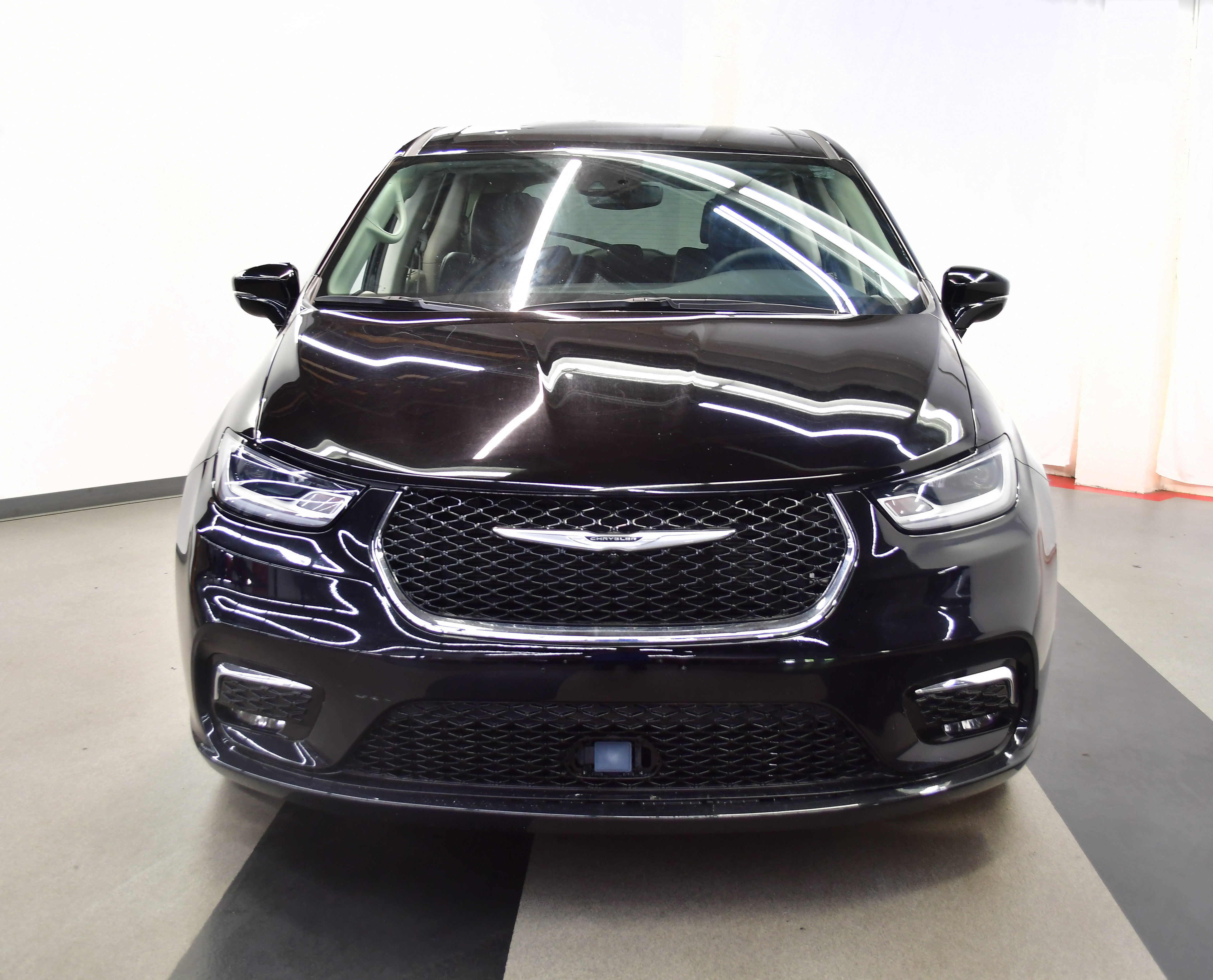 Used 2024 Chrysler Pacifica Touring-L FWD image 3
