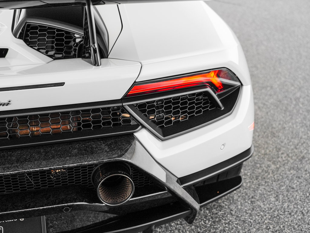 Used 2018 Lamborghini Huracan Performante AWD/4WD image 40