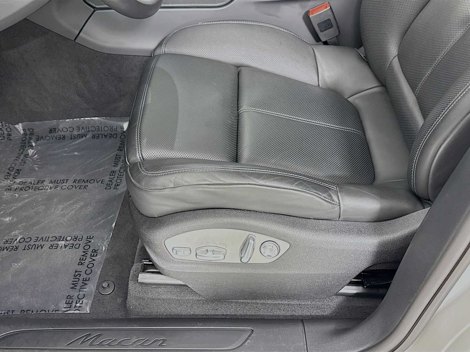 Certified 2025 Porsche Macan AWD/4WD image 13