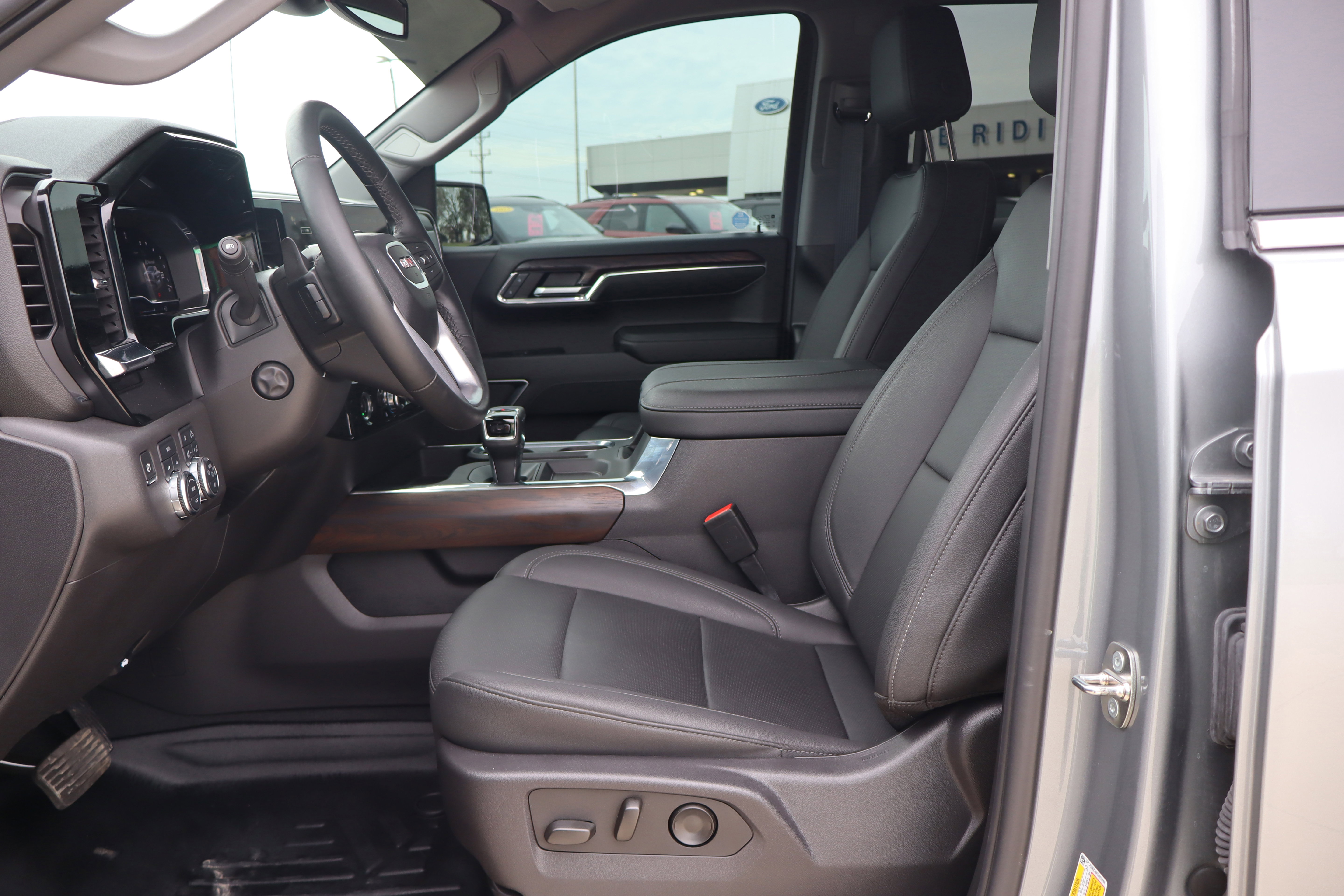 Used 2024 GMC Sierra 1500 SLT w/ SLT Convenience Package image 9