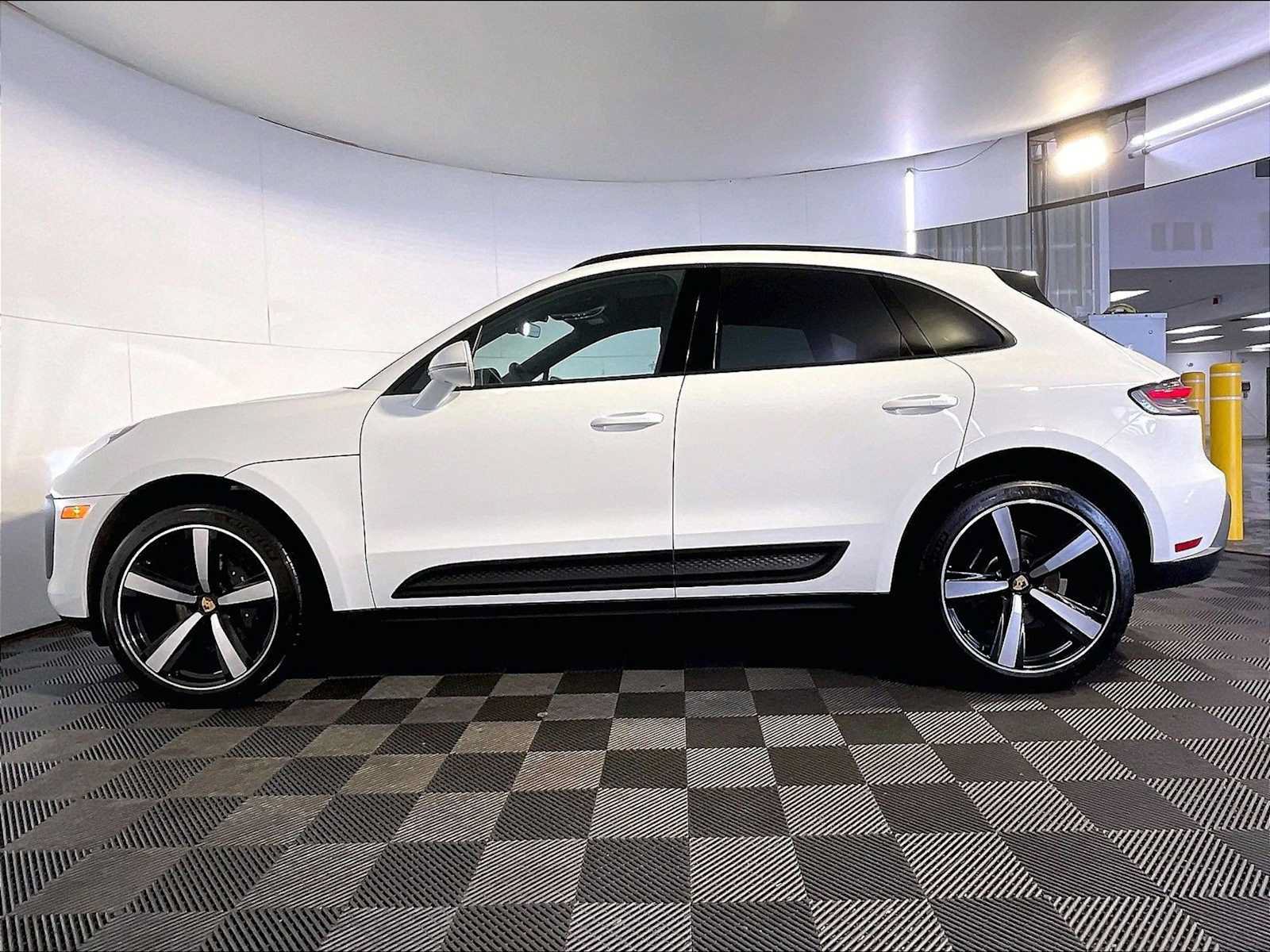 Certified 2023 Porsche Macan AWD/4WD image 2
