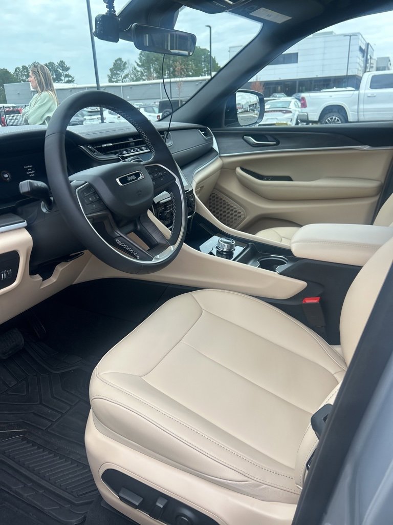 Used 2025 Jeep Grand Cherokee Limited w/ Black Appearance Package image 16