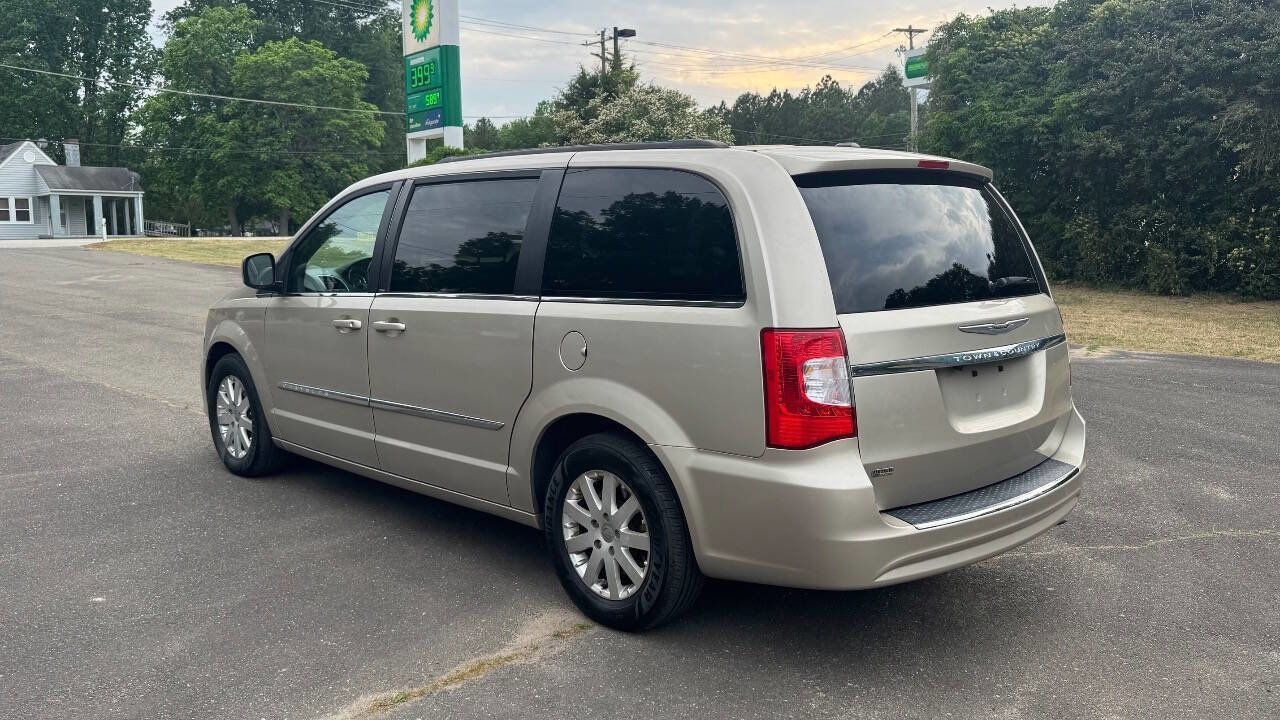 Used 2014 Chrysler Town & Country Touring FWD image 6