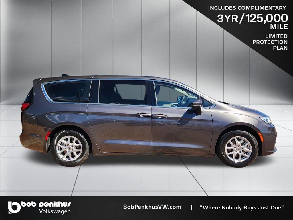 Used 2023 Chrysler Pacifica Touring-L FWD image 24
