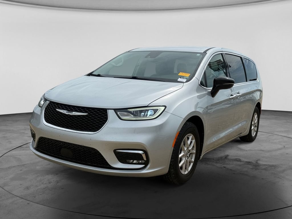 Used 2024 Chrysler Pacifica Touring-L FWD image 3