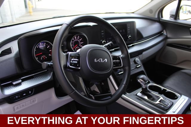 Used 2023 Kia Carnival LX FWD image 2