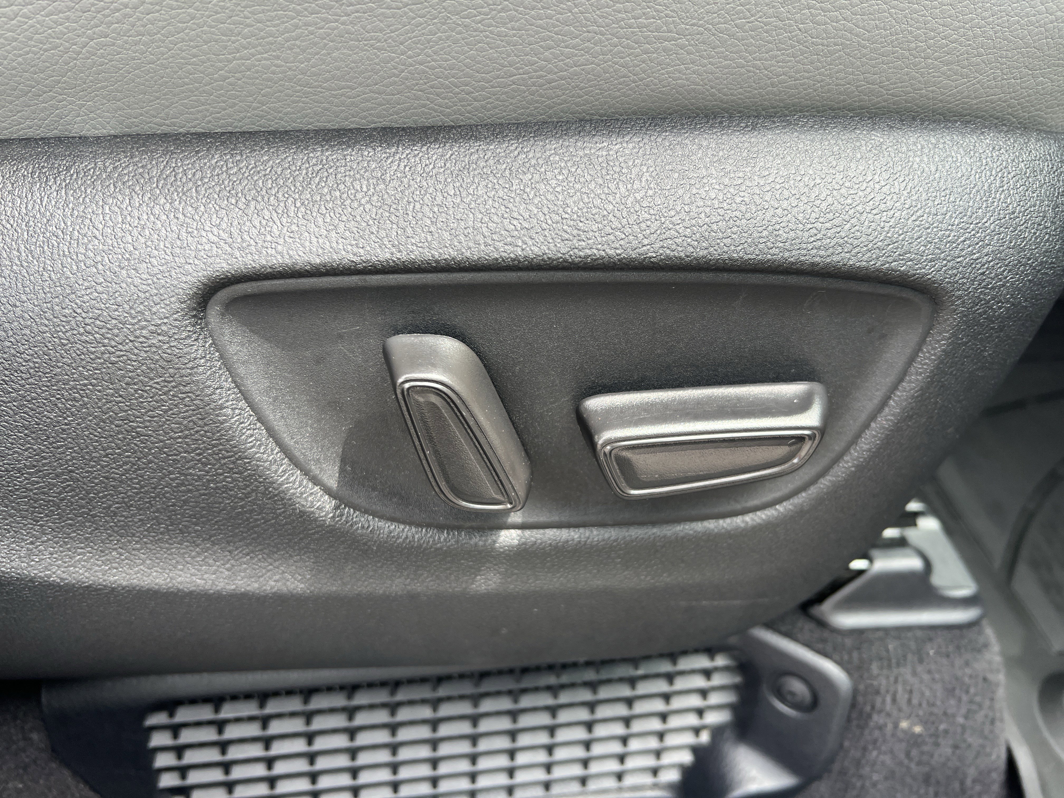 Certified 2025 Toyota Sienna XLE FWD image 29