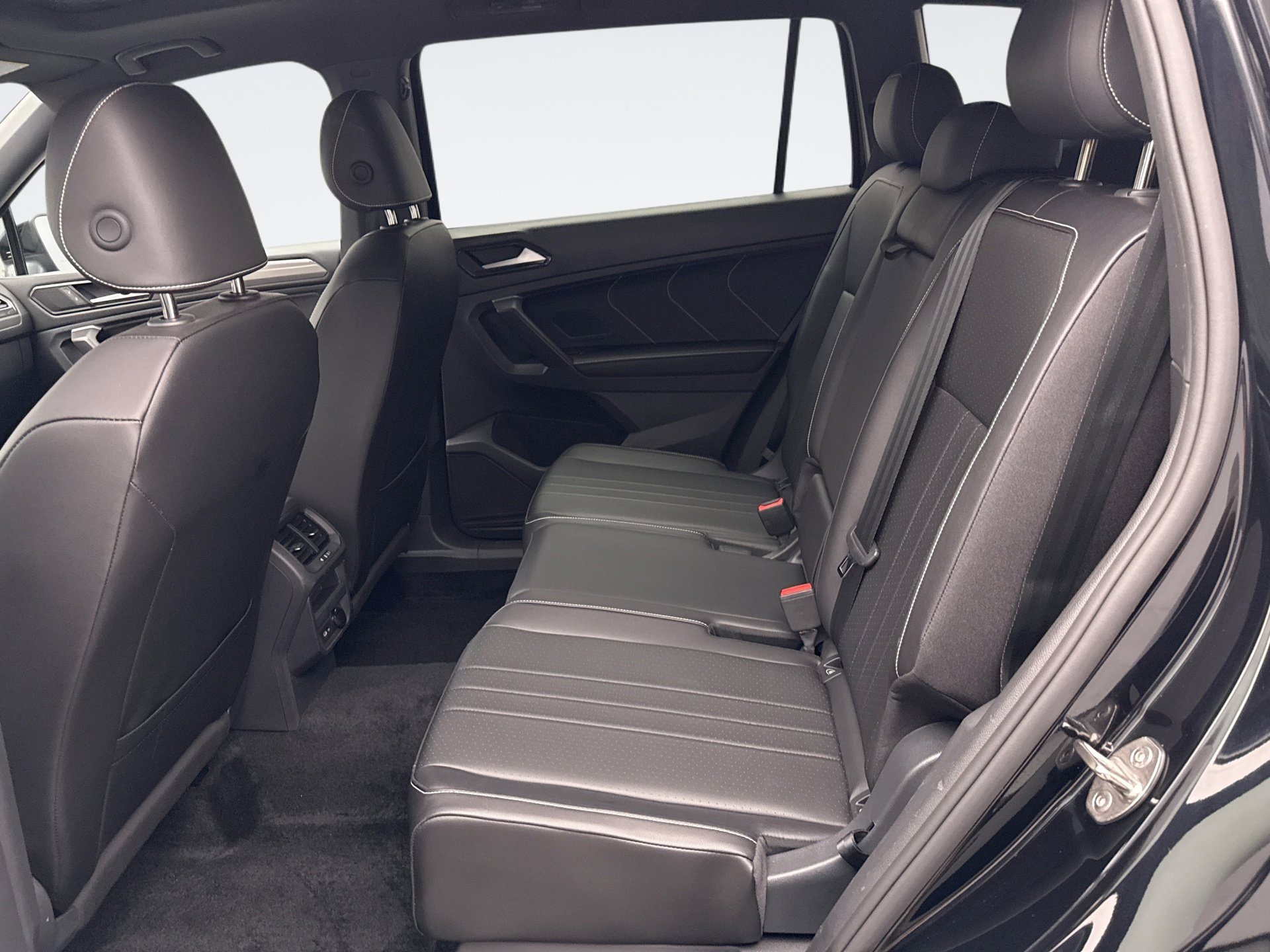 Used 2024 Volkswagen Tiguan SE R-Line image 17