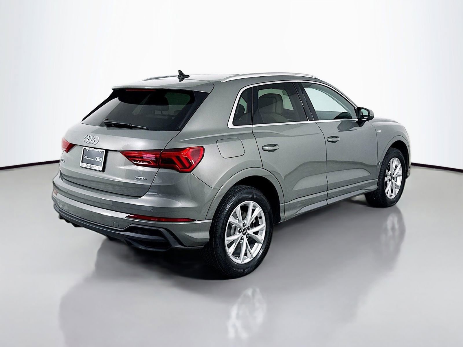 Used 2023 Audi Q3 2.0T Premium w/ Convenience Package AWD/4WD image 9