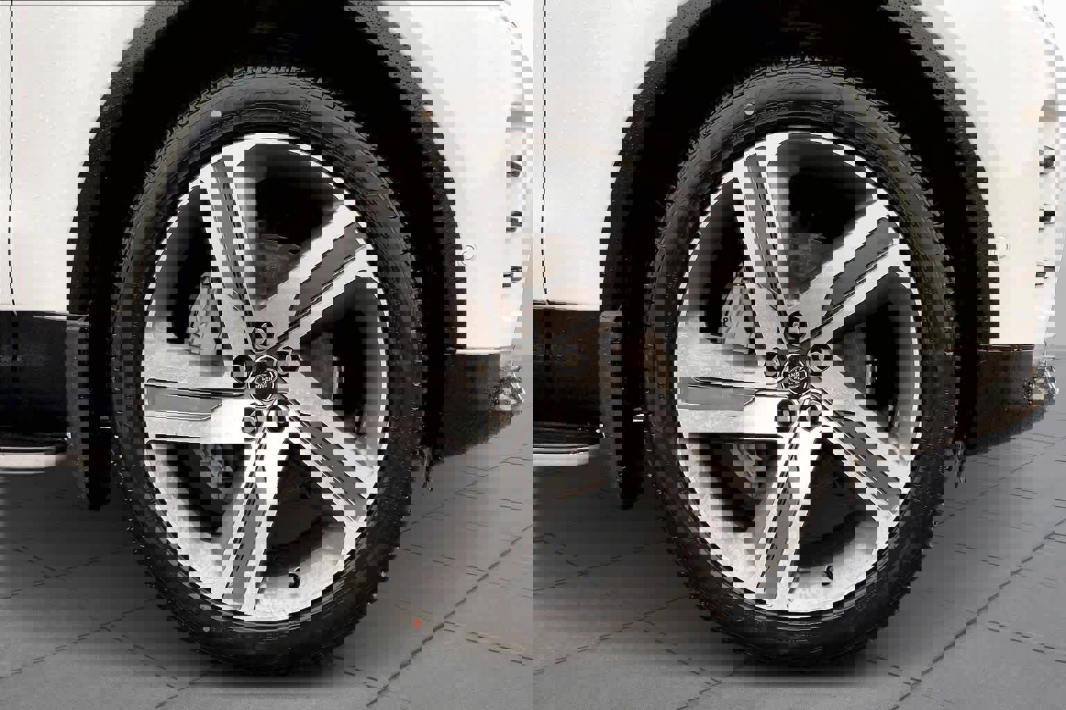 New 2026 Land Rover Discovery Dynamic SE image 14