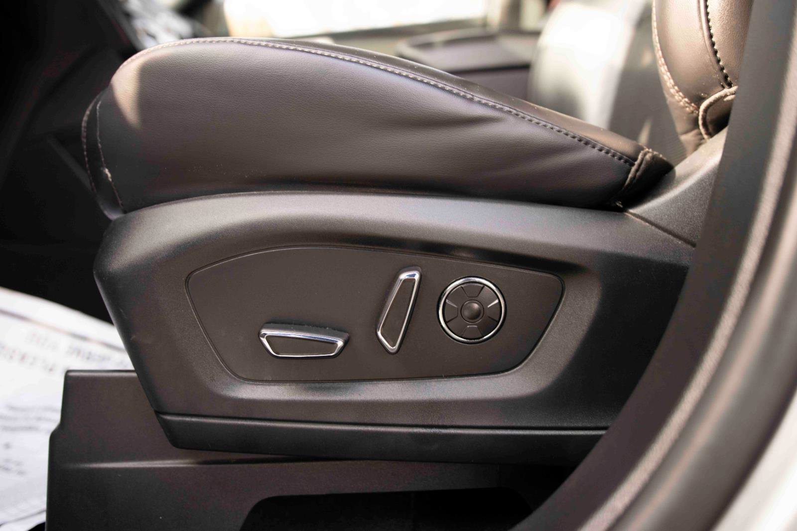 Used 2020 Ford Explorer Platinum w/ Premium Technology Package image 17