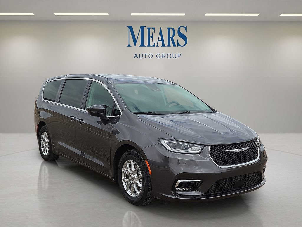 Used 2023 Chrysler Pacifica Touring-L FWD image 7