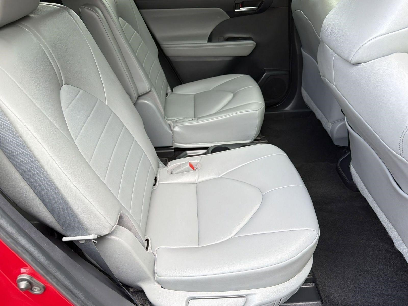 Used 2023 Toyota Highlander XLE FWD image 29