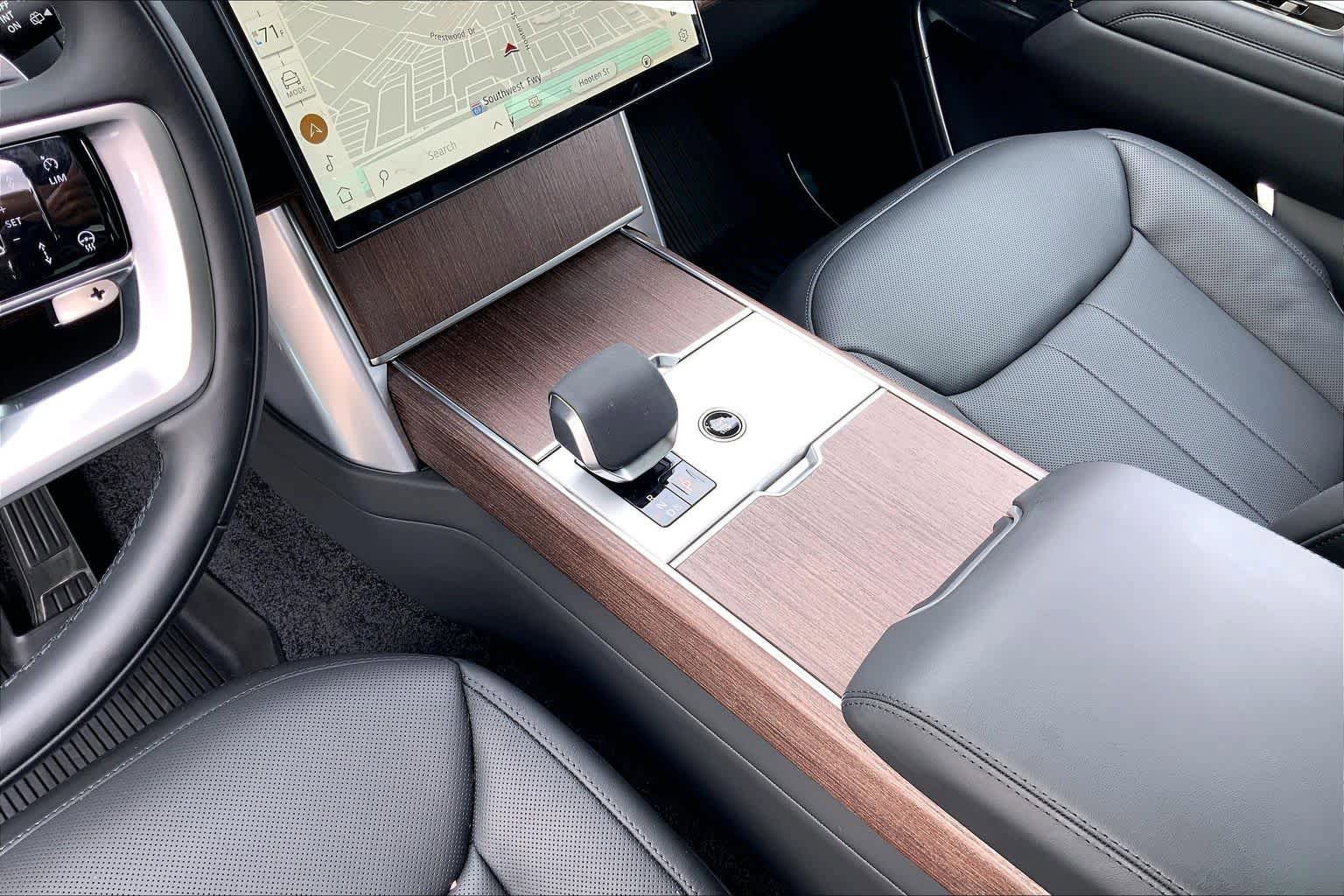 Used 2025 Land Rover Range Rover SE AWD/4WD image 17