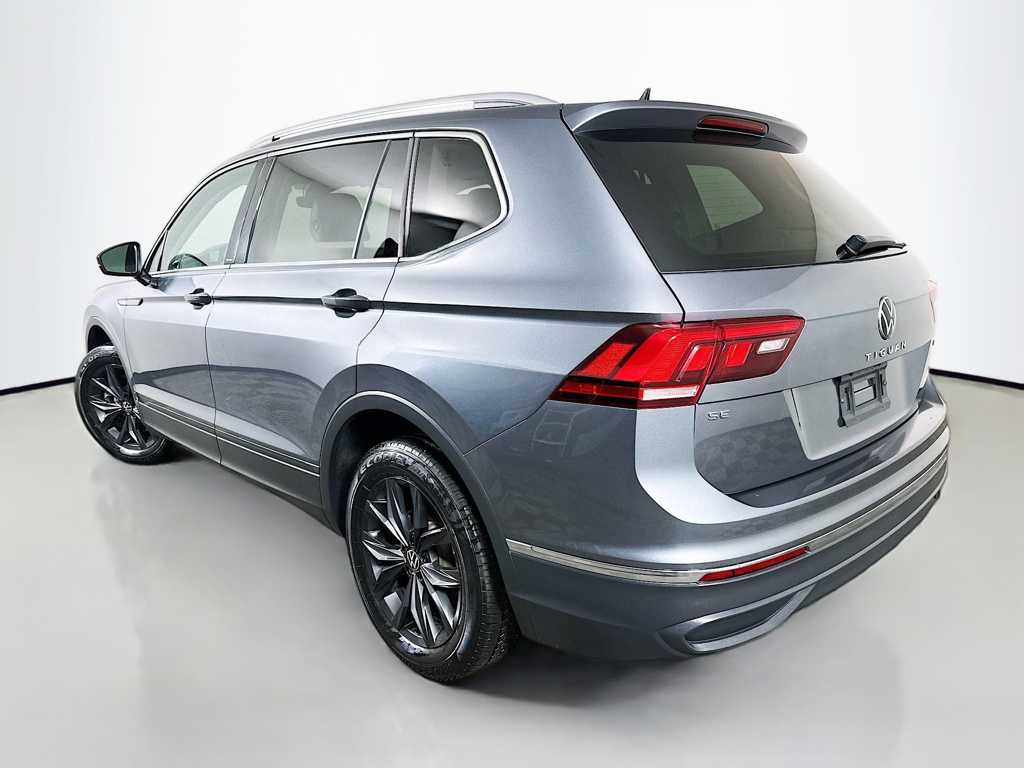 Used 2024 Volkswagen Tiguan SE image 5