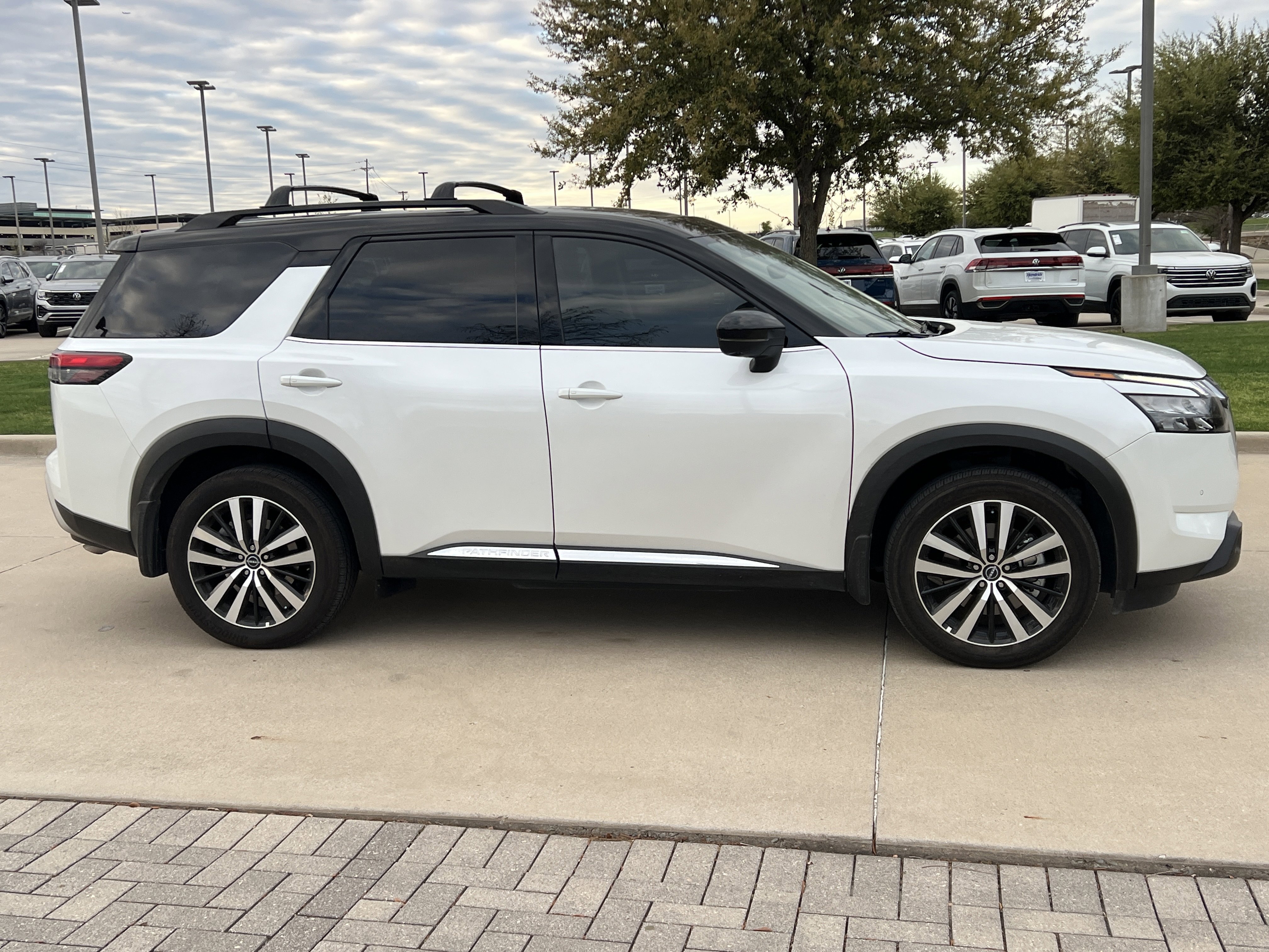Used 2025 Nissan Pathfinder Platinum image 11