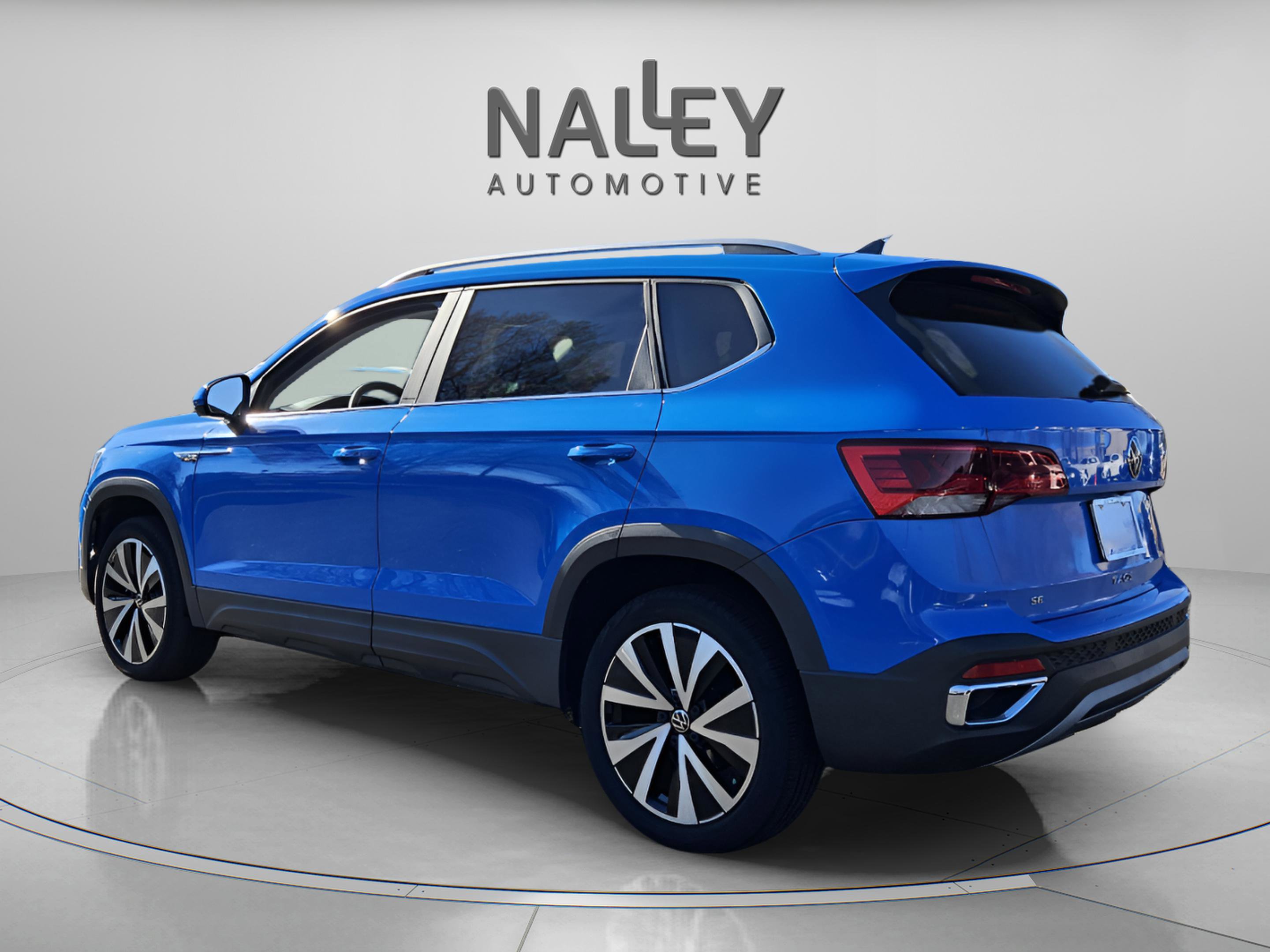 Used 2022 Volkswagen Taos SE w/ Panoramic Sunroof Package image 3