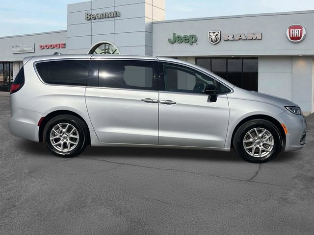 Used 2024 Chrysler Pacifica Touring-L image 8