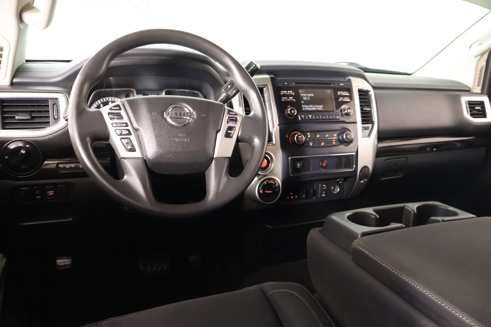Used 2017 Nissan Titan SV w/ Heavy Duty GAWR Package AWD/4WD image 2
