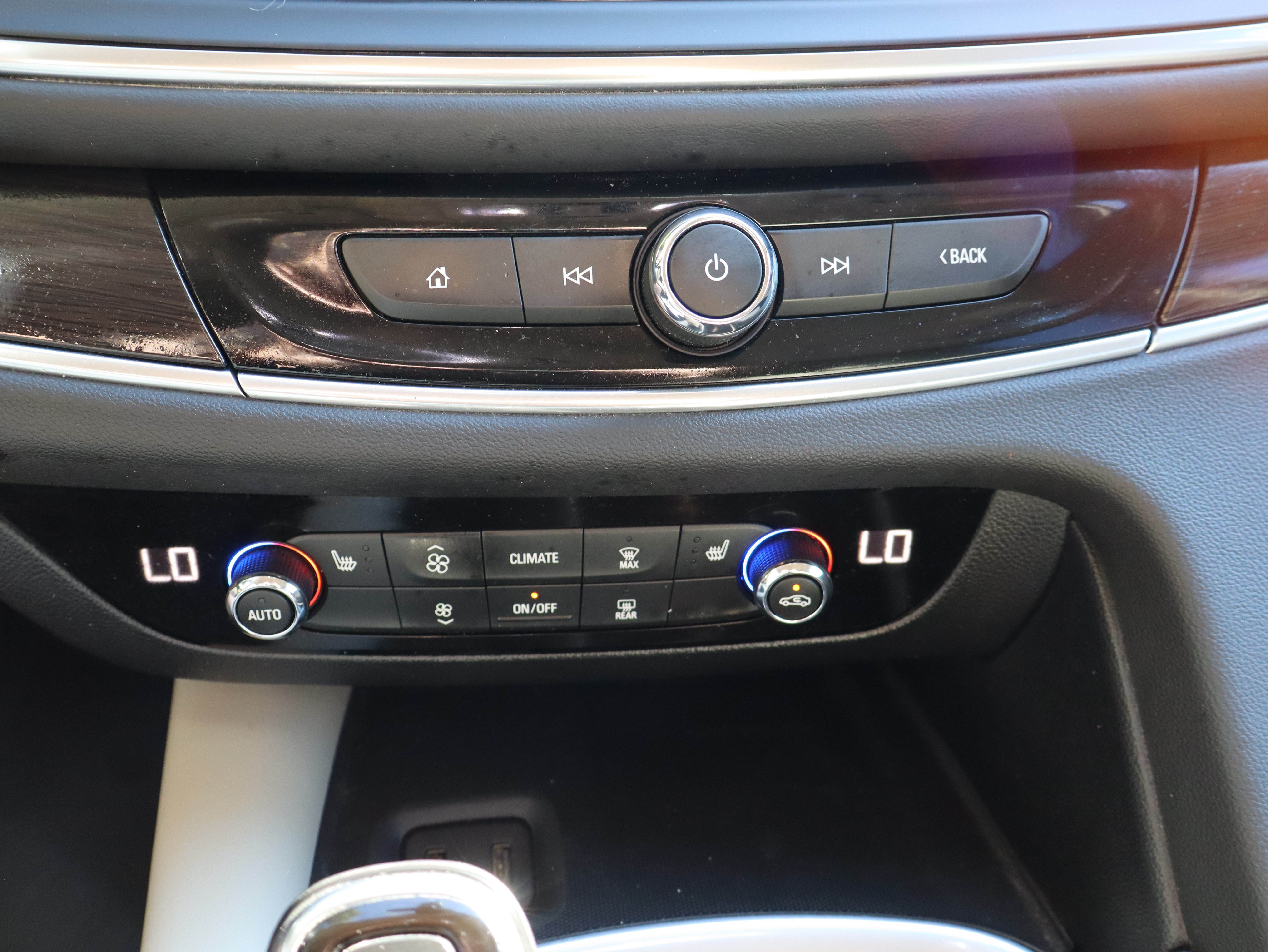 Used 2019 Buick Enclave Essence FWD image 34