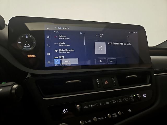 Used 2025 Lexus ES 300h Ultra Luxury w/ Accessory Package (Z1) image 18