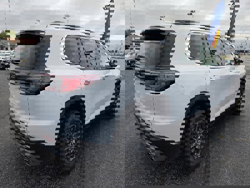 Used 2025 GMC Acadia Elevation image 3