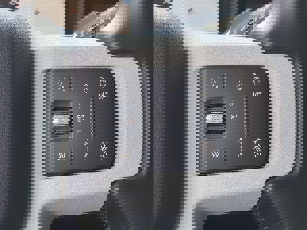 Used 2025 Land Rover Defender 110 X-Dynamic SE image 25