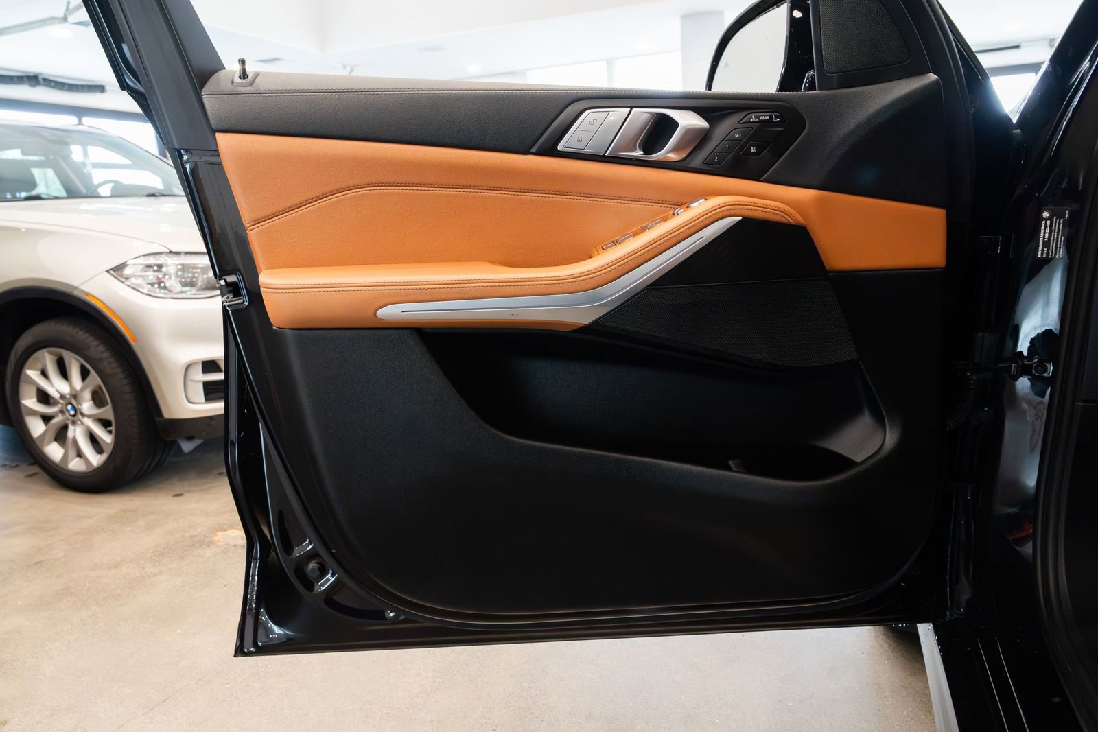 Used 2022 BMW X7 xDrive40i w/ M Sport Package image 17