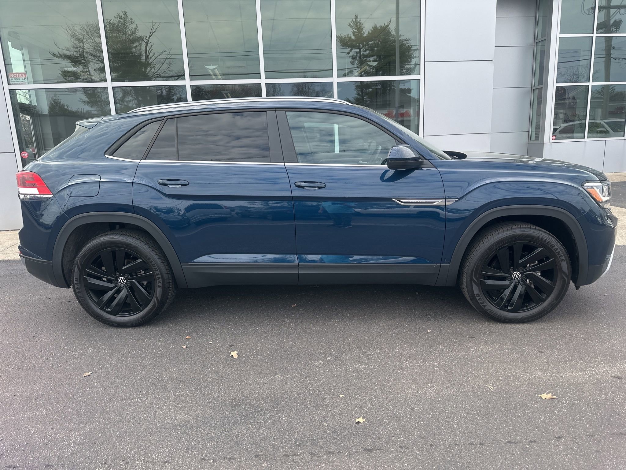 Used 2023 Volkswagen Atlas Cross Sport SE w/ Black Wheel Package AWD/4WD image 2