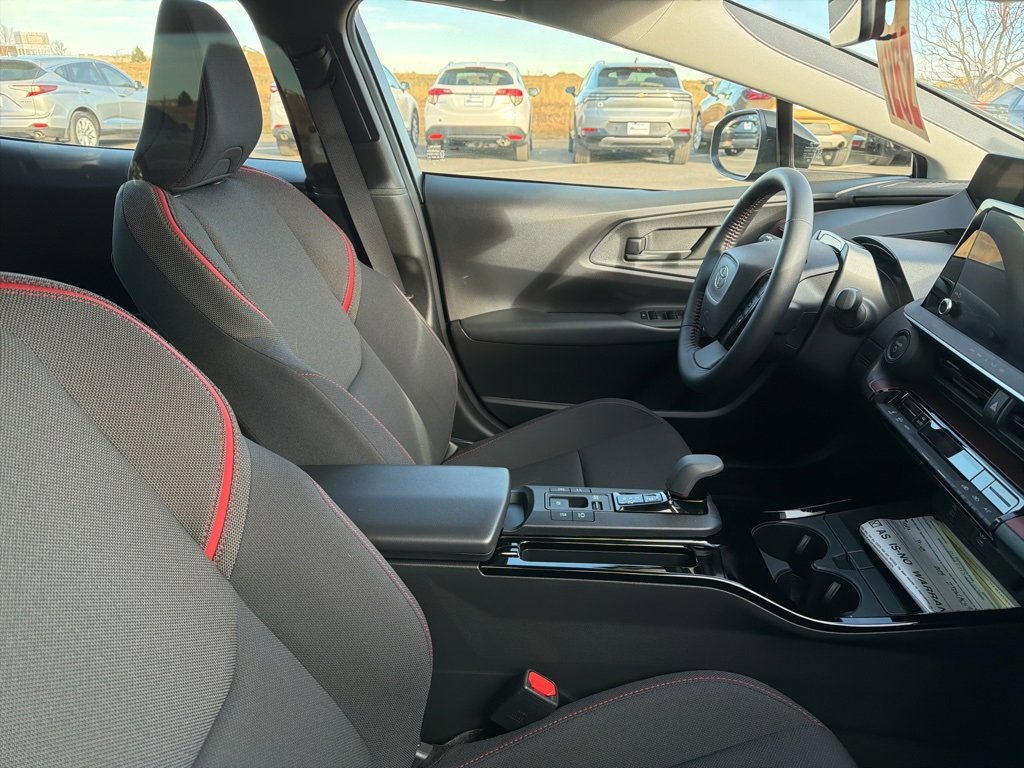 Used 2025 Toyota Prius Plug-In Hybrid video 4