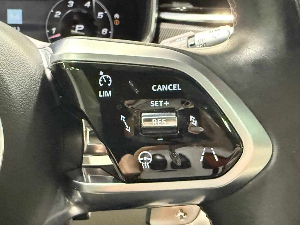 Used 2021 Jaguar F-PACE SVR image 31