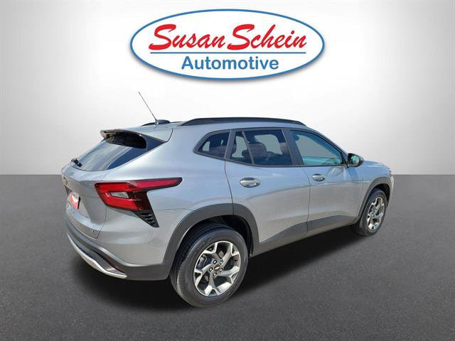 Used 2025 Chevrolet Trax LT FWD image 23