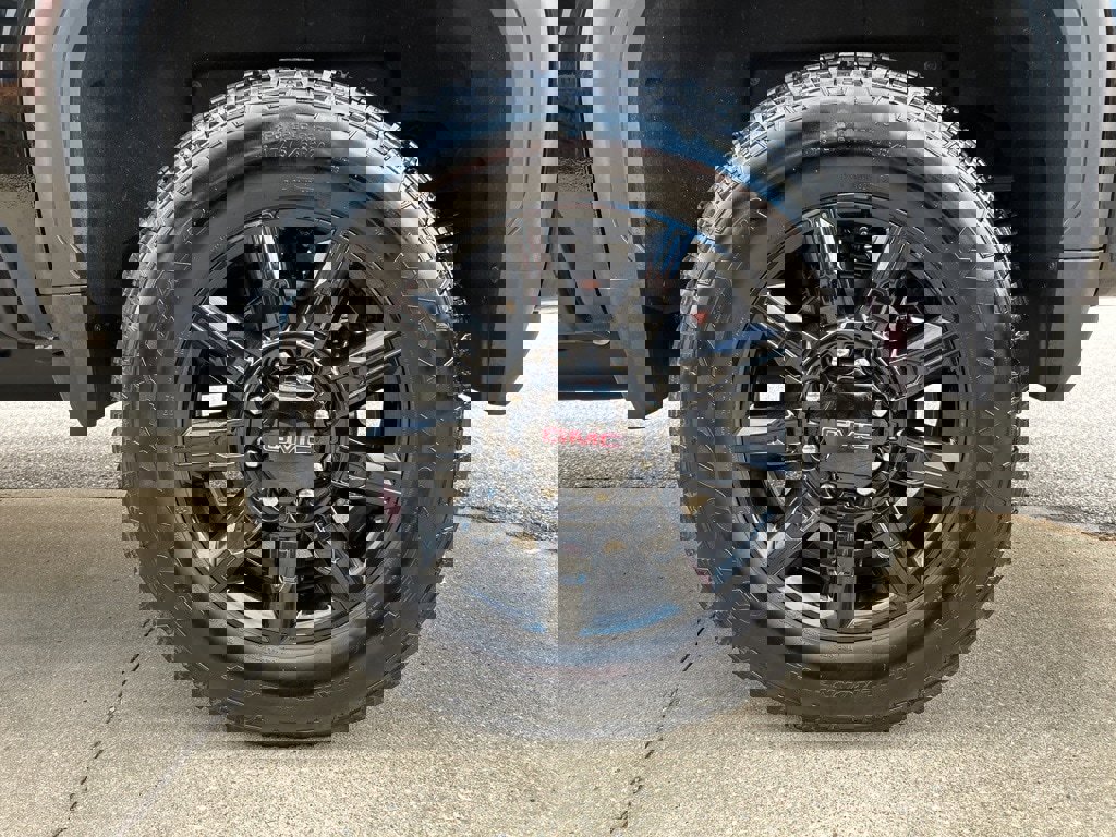 Used 2025 GMC Sierra 2500 AT4 image 9