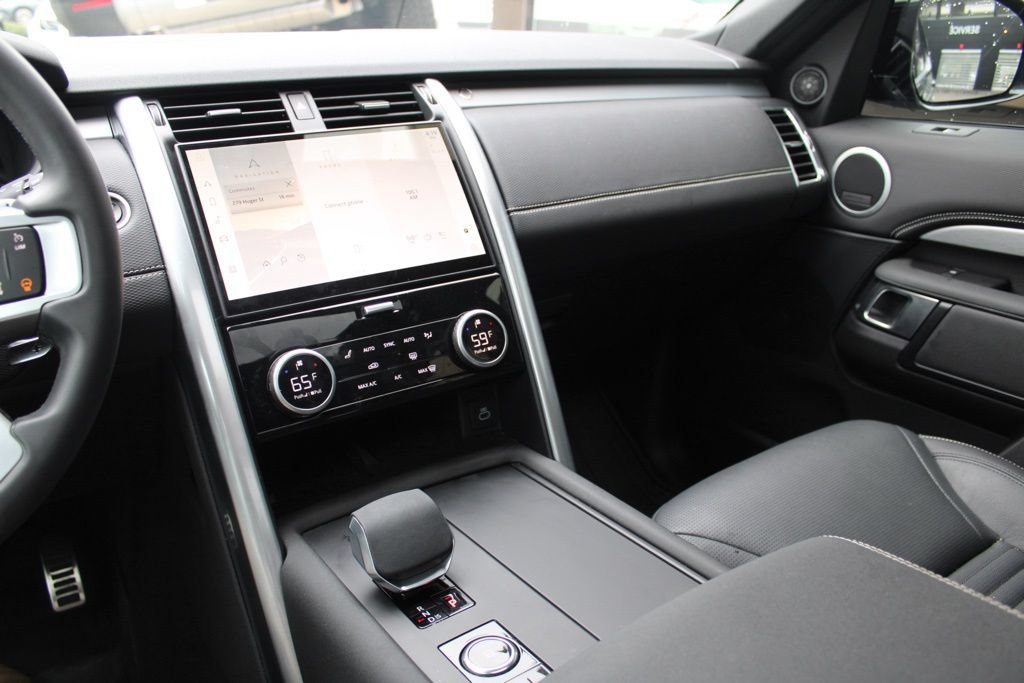 Certified 2025 Land Rover Discovery Dynamic SE AWD/4WD image 19
