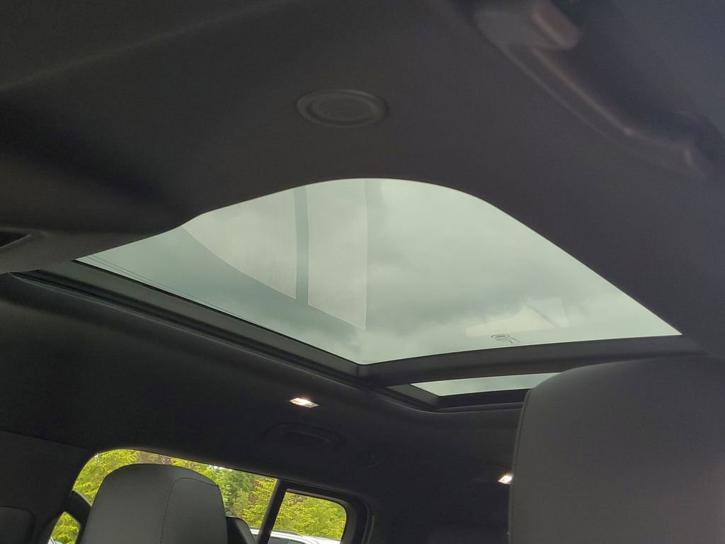 Used 2025 Land Rover Defender 130 X-Dynamic SE image 10