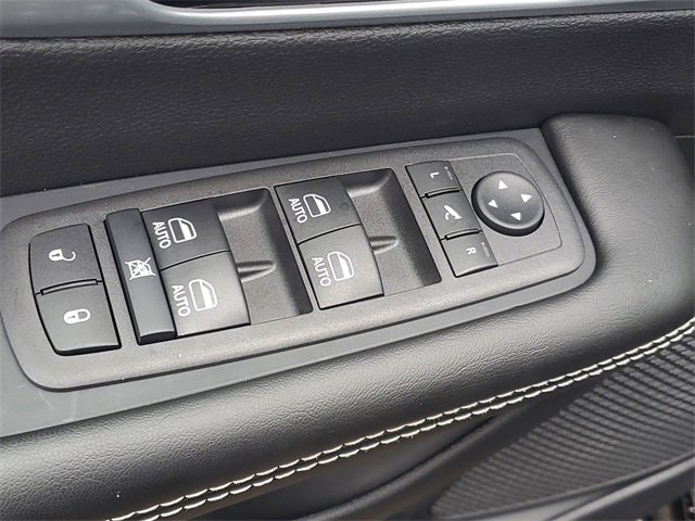 New 2026 Chrysler Pacifica Limited w/ Uconnect Theater Family Group image 17