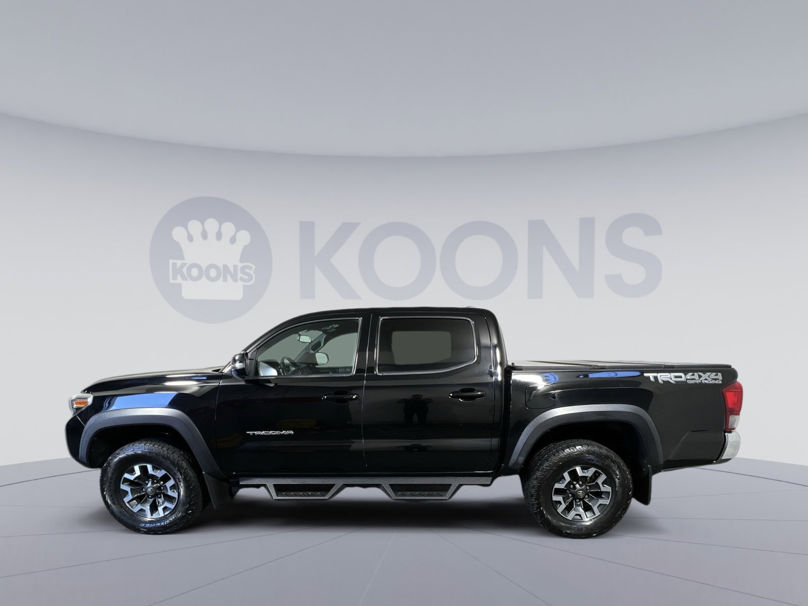 Used 2017 Toyota Tacoma TRD Off-Road w/ Tow Package (A/T) image 2
