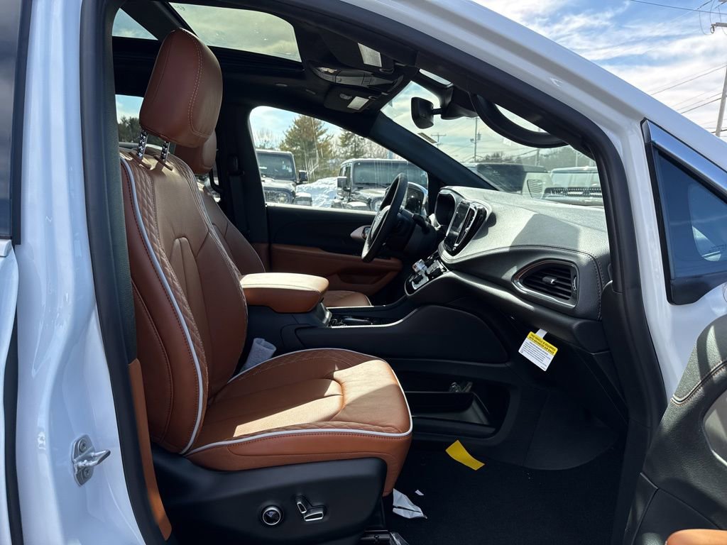 New 2026 Chrysler Pacifica Pinnacle AWD/4WD image 32