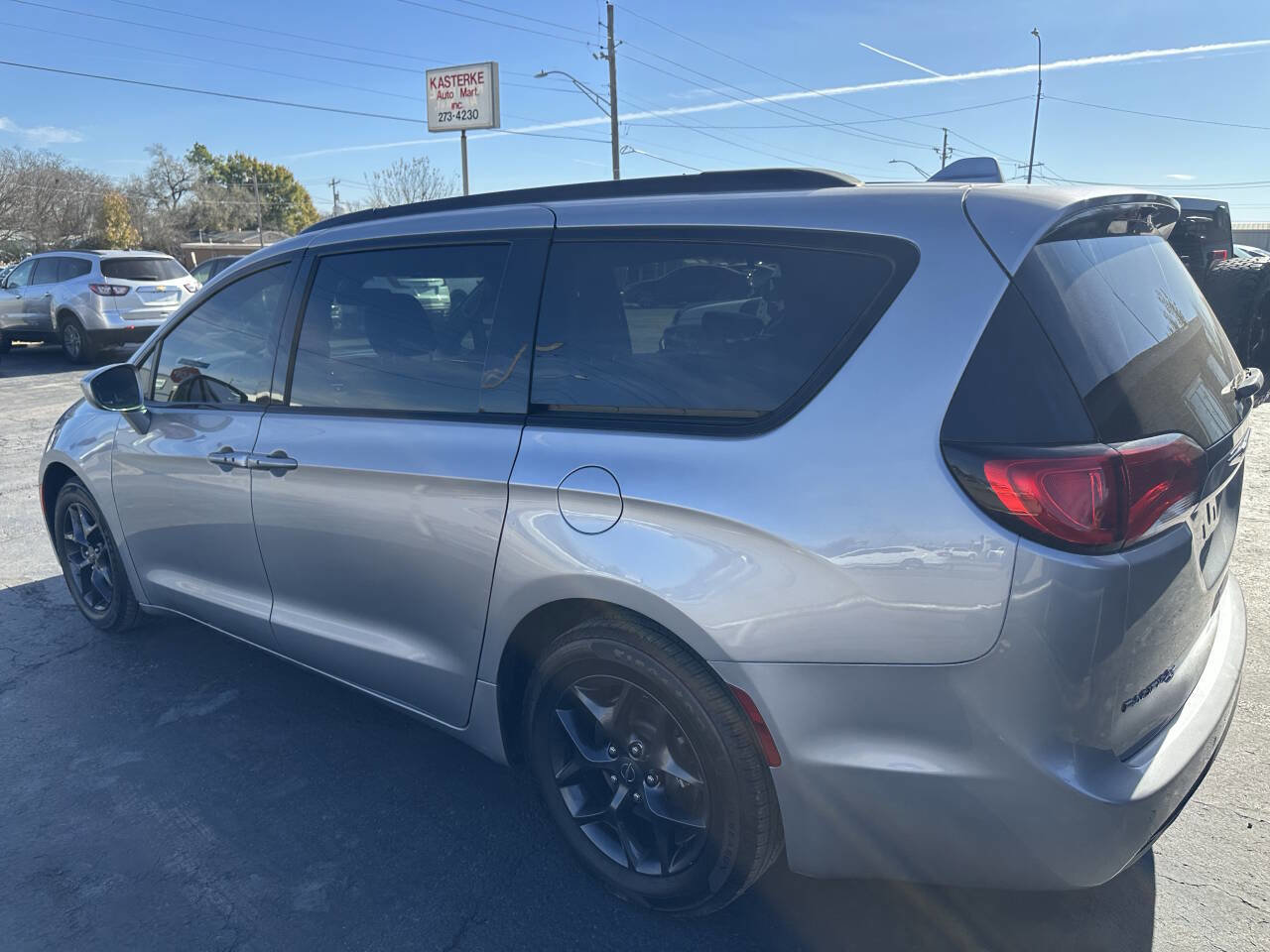 Used 2019 Chrysler Pacifica Touring-L w/ Premium Audio Group image 9