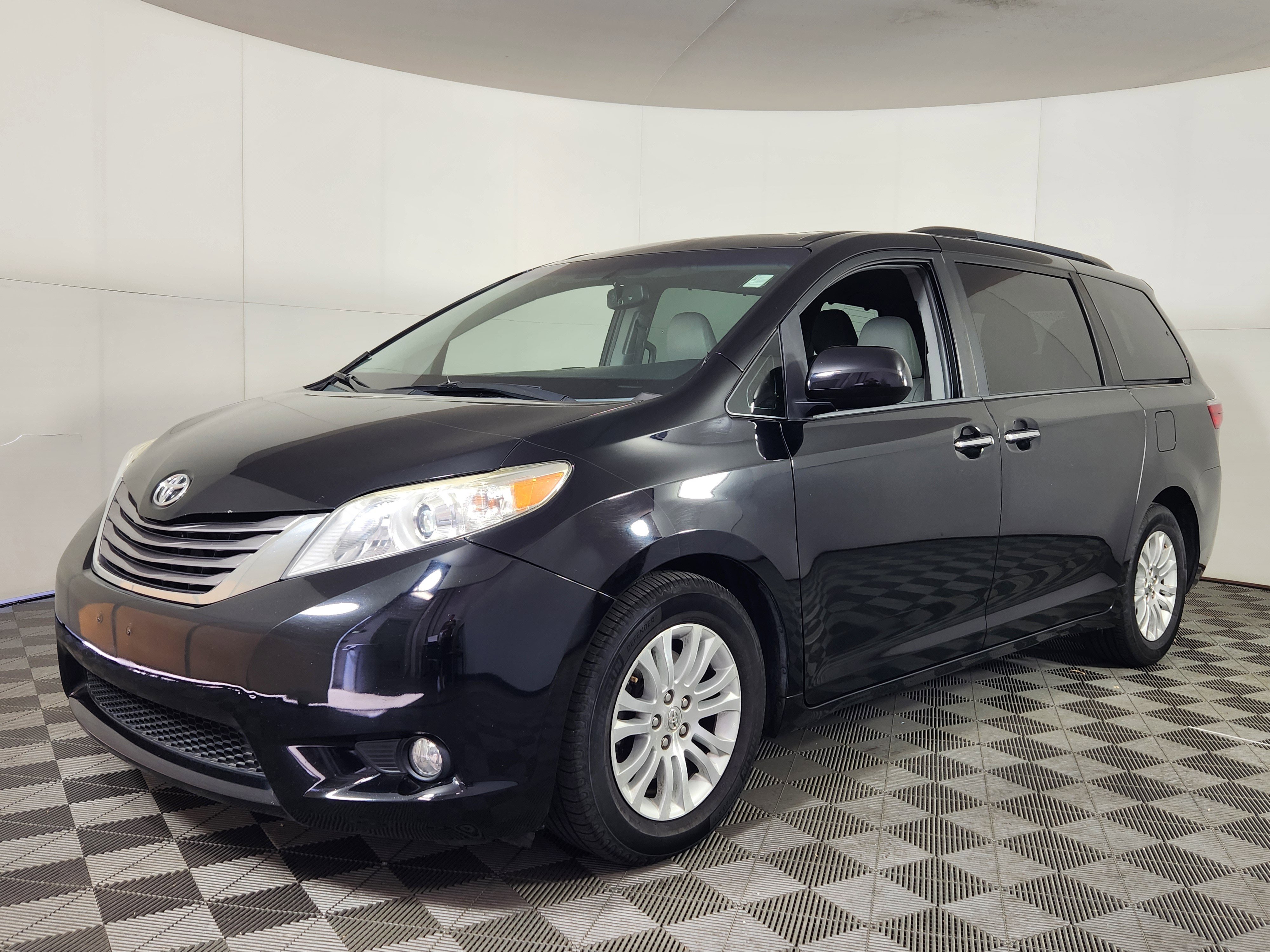 Used 2015 Toyota Sienna XLE Premium FWD image 3